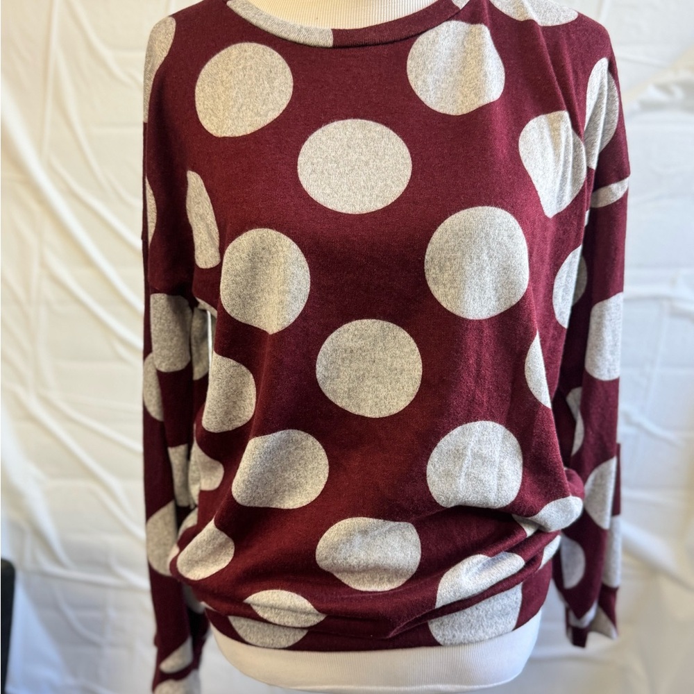 NWT‎ Women’s First Love Light Weight Sweater With Burgundy And Gray Polka Dots M